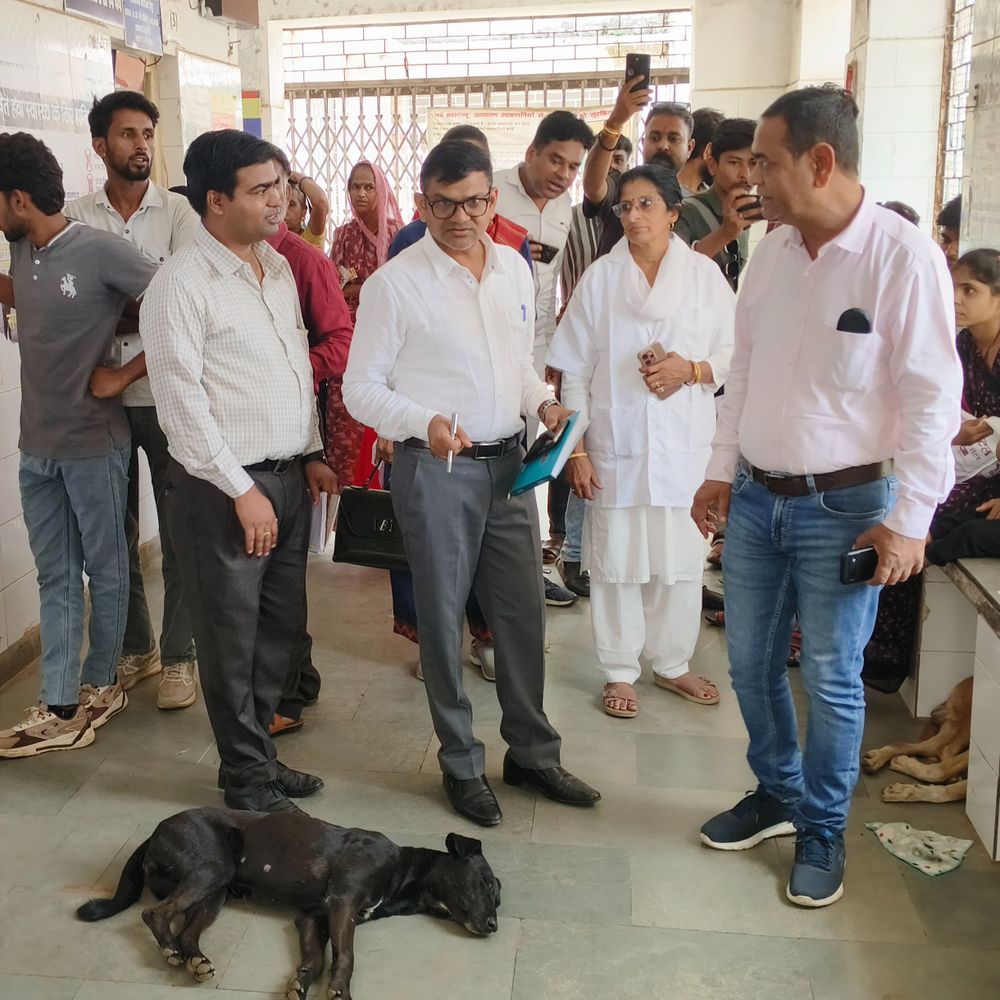 डिप्टी कलेक्टर को अस्पताल में कुत्ते सोते मिले:बच्चों के वार्ड का शौचालय जाम था, 30 की जगह सिर्फ 11 सुरक्षा गार्ड ड्यूटी पर