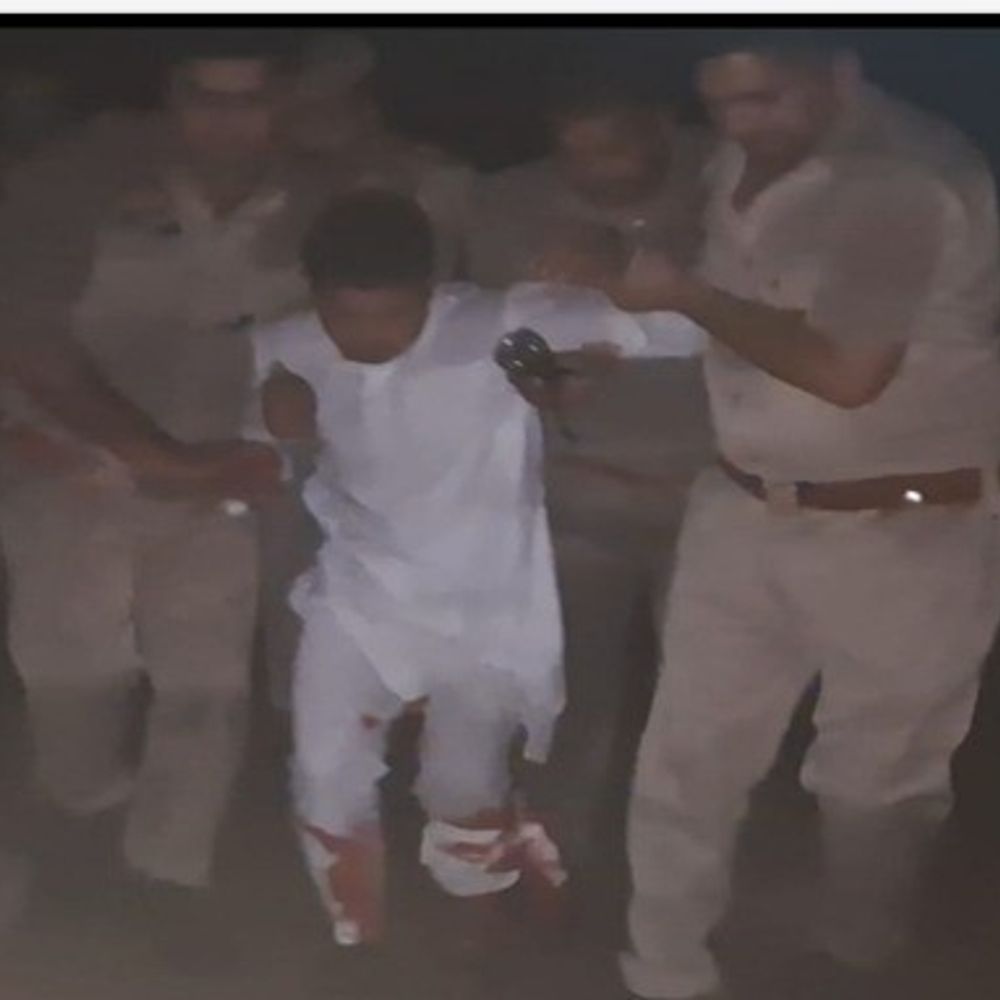बिजनौर में गौकशी का वांछित आरोपी गिरफ्तार:पुलिस मुठभेड़ में पैर में गोली लगने से घायल, अस्पताल में भर्ती