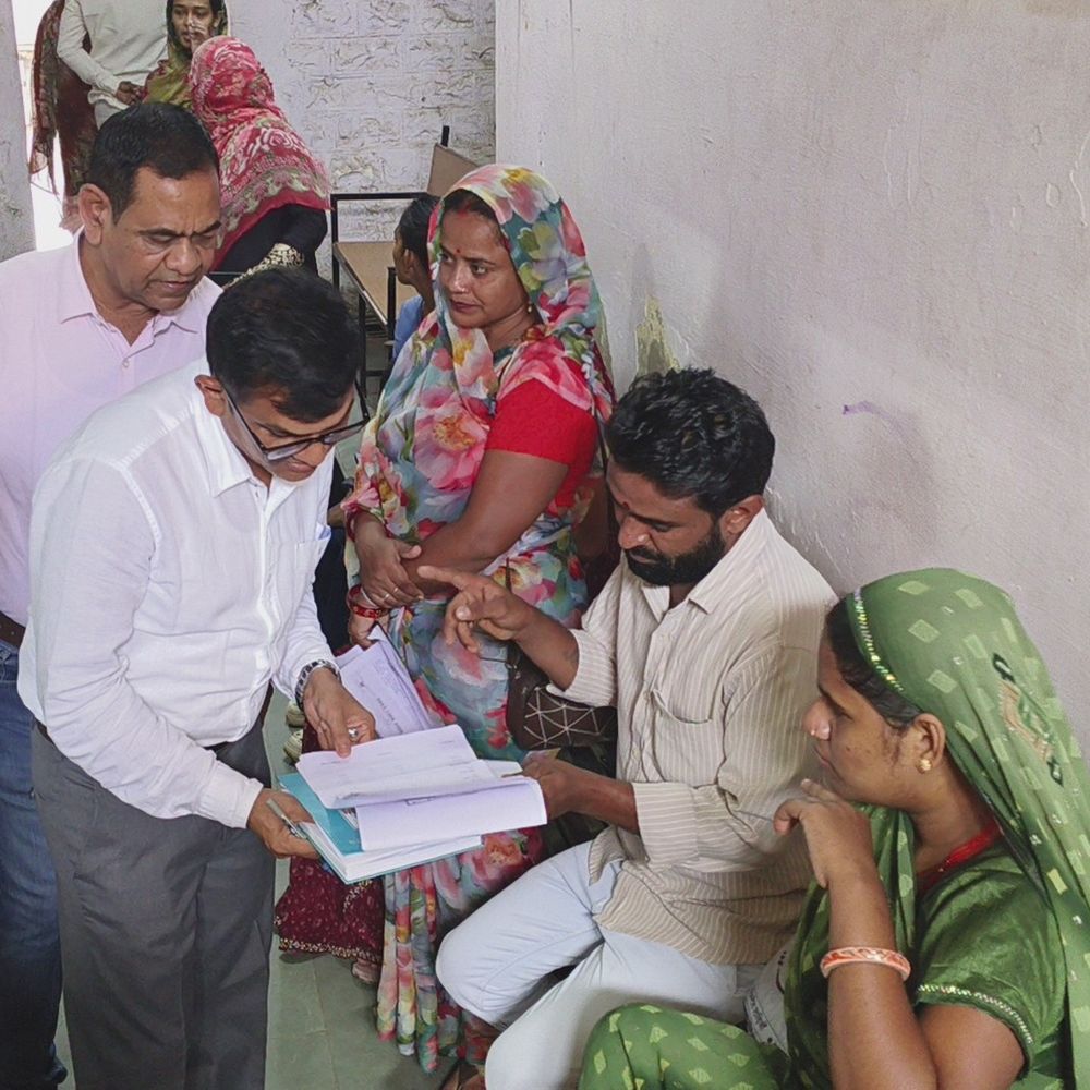 
                 डिप्टी कलेक्टर को अस्पताल में कुत्ते सोते मिले:बच्चों के वार्ड का शौचालय जाम था, 30 की जगह सिर्फ 11 सुरक्षा गार्ड ड्यूटी पर 
            
