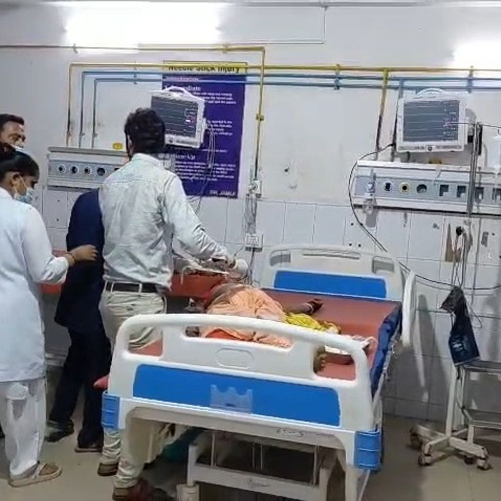 घर में घुसकर महिला के पेट में मारी गोली:जमुई में बदमाश भतीजे को निशाना बनाने आए थे, गंभीर हालत में पटना रेफर