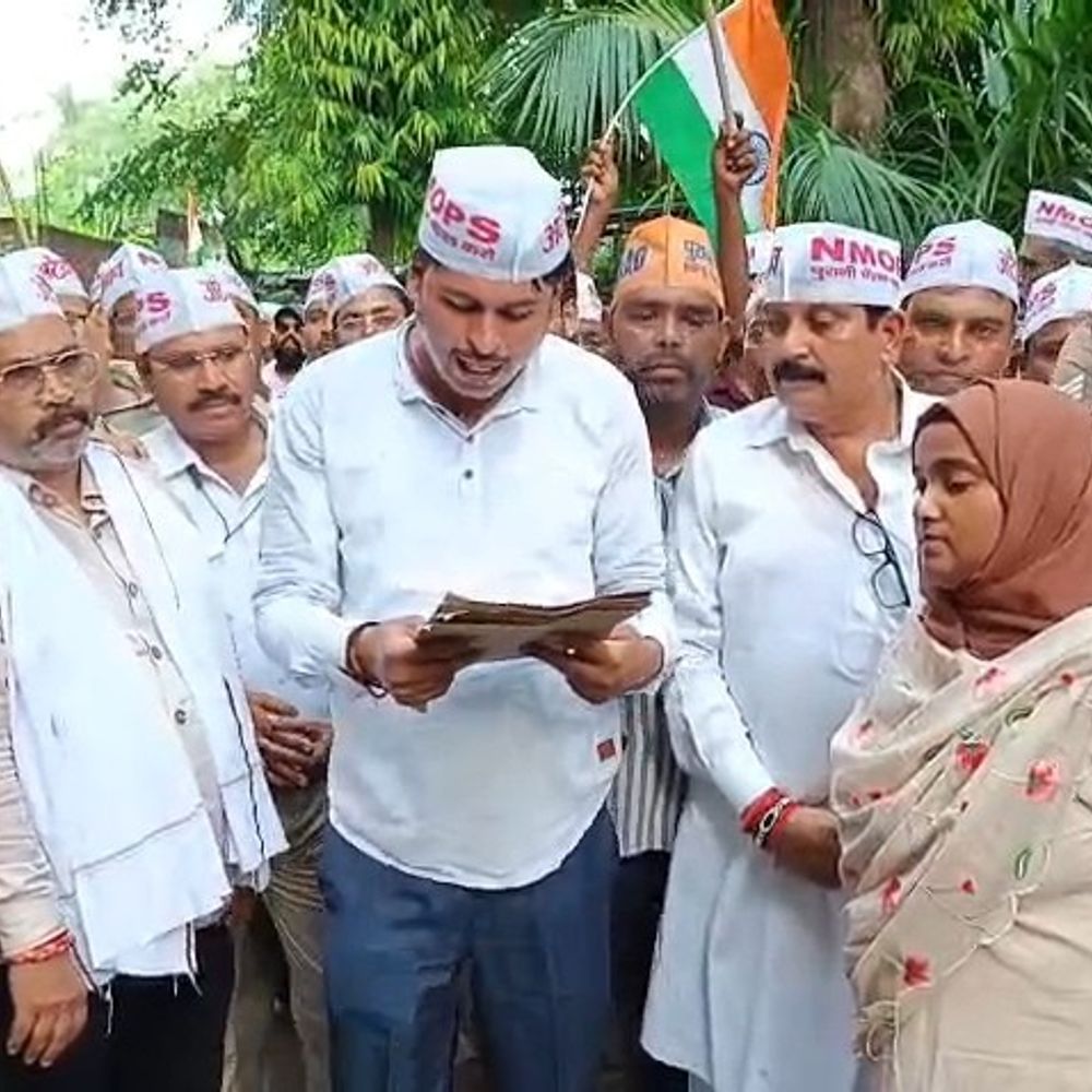 पुरानी पेंशन, TET अनिवार्यता खत्म करने की मांग:उन्नाव में शिक्षकों-कर्मचारियों ने सरकार से की अपील, CM को सम्बोधित ज्ञापन दिया