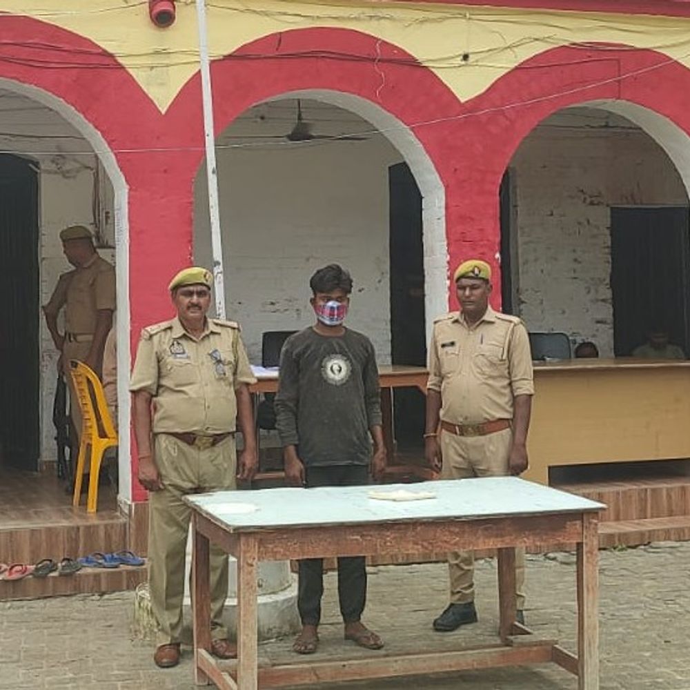 श्रावस्ती में अवैध असलहों के साथ दो गिरफ्तार:चेकिंग में अलग-अलग जगहों से दो देशी तमंचे और कारतूस भी बरामद