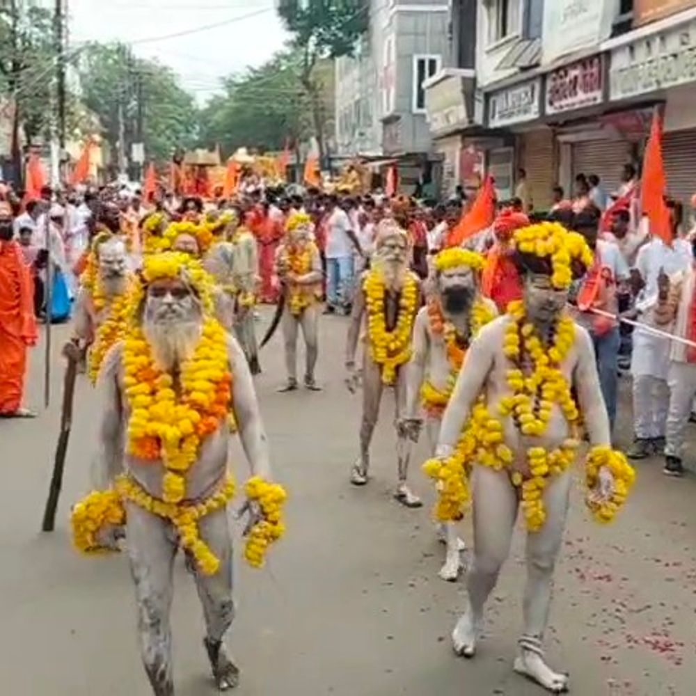 
                 नीमच में 500 से अधिक संतों का महासमागम:नागा साधुओं की अगुवाई में निकला चल समारोह, मंदिर मुक्ति की मांग 
            