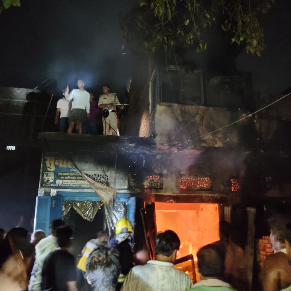 बख्तियारपुर दुकान में भीषण आग, अंदर महिलाएं फंसी:बचाव कार्य जारी; फायर ब्रिगेड, SDPO मौके पर पहुंचे