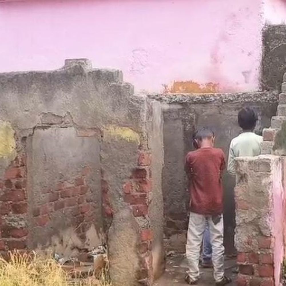 बड़वानी: छापरी प्राथमिक स्कूल और शौचालय जर्जर:छात्र खुले में शौच को मजबूर, शिक्षा स्तर पर ग्रामीणों ने उठाए सवाल