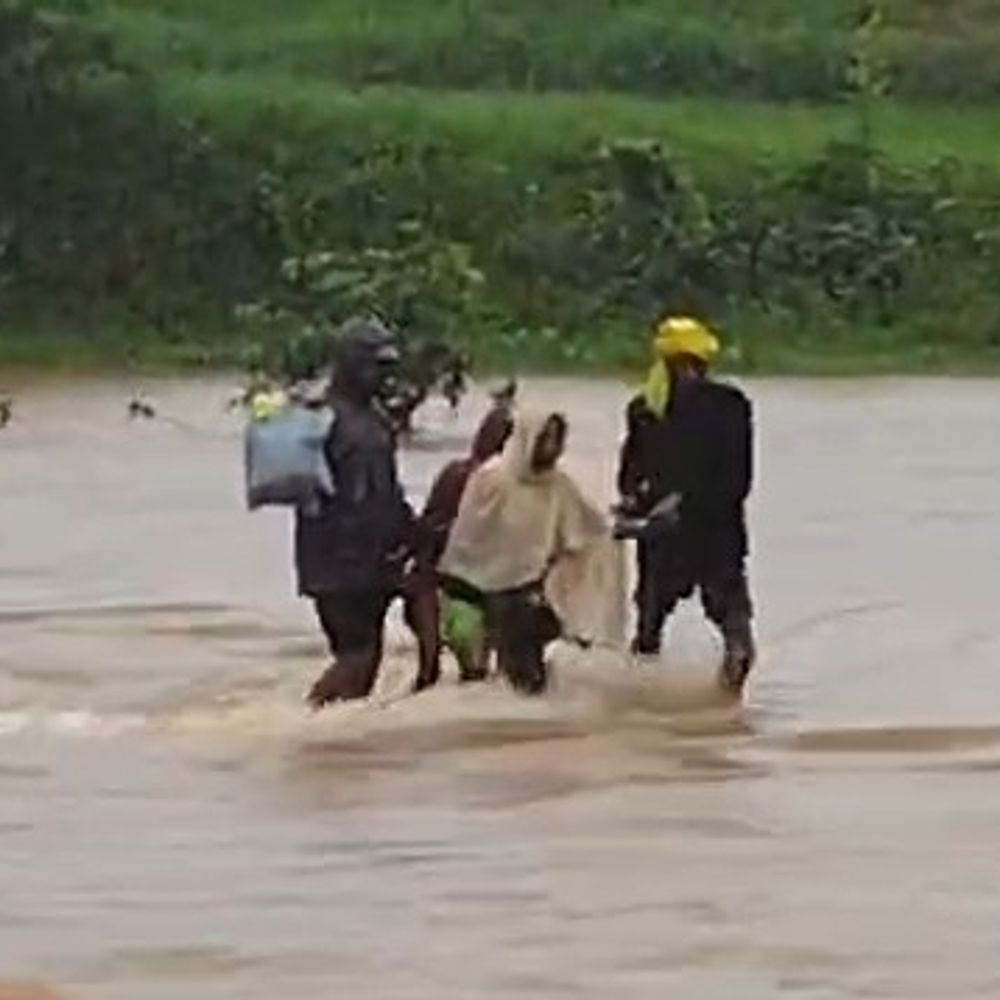 मंडला में उफनती गौर नदी पार कर रहे ग्रामीण, VIDEO:जान जोखिम में डालकर पुल से गुजर रहे