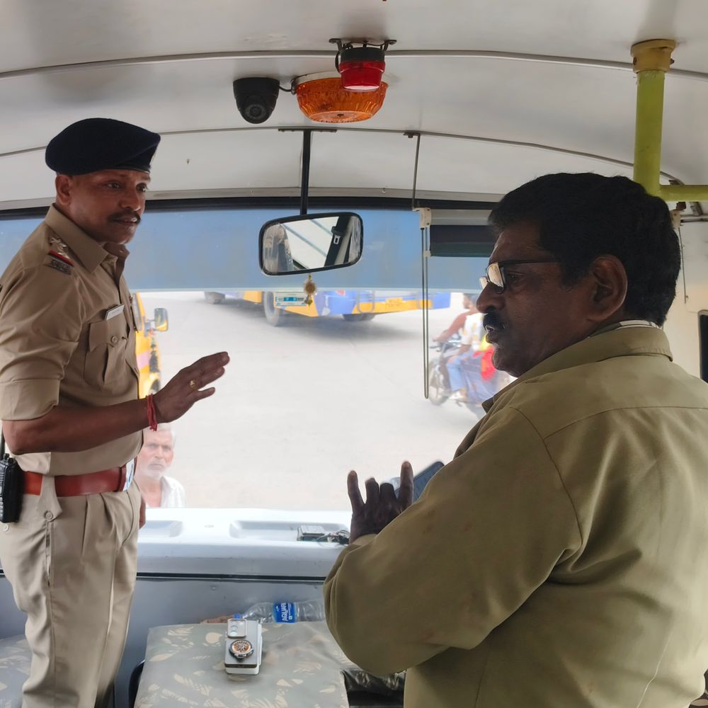 
                 बिना फिटनेस स्कूल बस पर 11 हजार जुर्माना:17 सीटें, बच्चे 22 बैठे थे, 4 वाहनों पर की कार्रवाई, 47,500 रुपए वसूले 
            