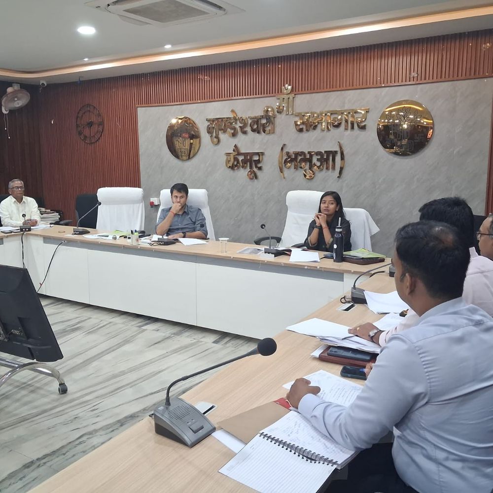 DM बोले-'शिक्षकों को समय पर वेतन का भुगतान हो':कैमूर में शिक्षा सुधार पर समीक्षा बैठक,स्कूलों के नियमित निरीक्षण; MDM पर जोर