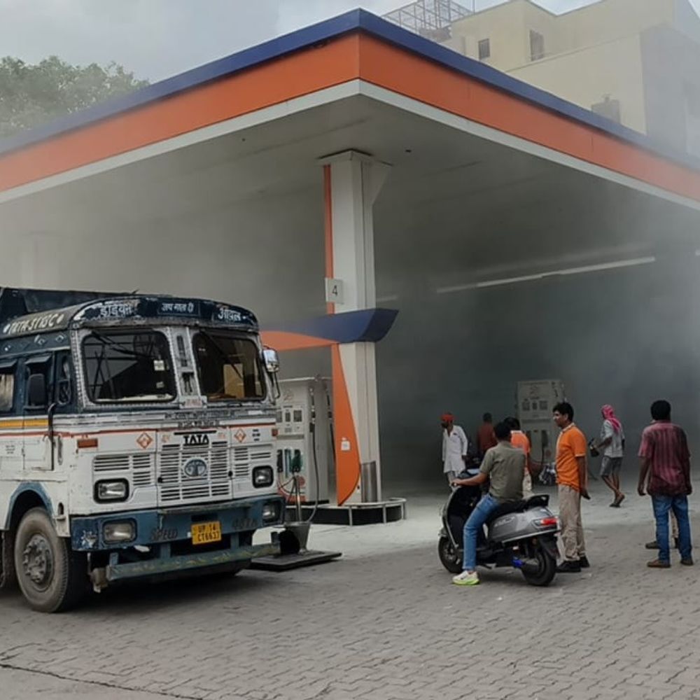 बरेली में पेट्रोल पंप पर फायर सिलेंडर लीक:मची अफरा-तफरी, आग लगने की सूचना; सुरक्षा व्यवस्था पर सवाल