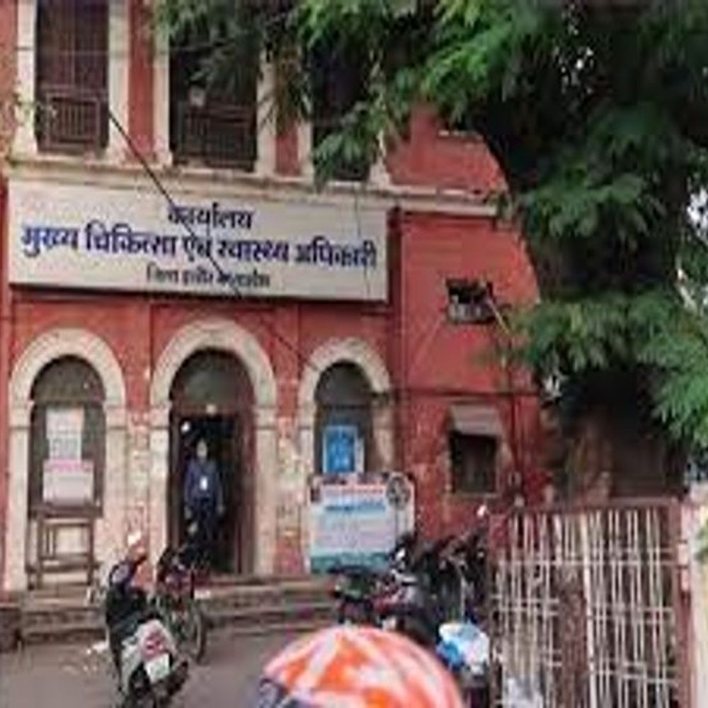 
                 सांवेर में मिड-डे मील के बाद बच्चों की तबीयत बिगड़ी:इंदौर में 38 बच्चे पहुंचे, पेट दर्द, चक्कर और सिरदर्द की शिकायत, 19 एडमिट 
            