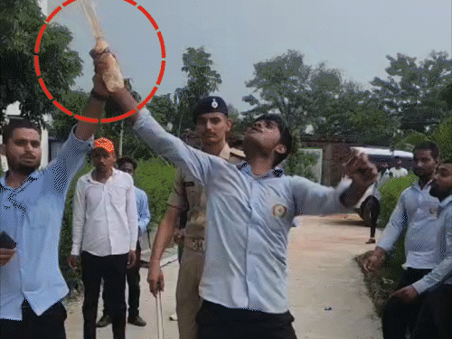 रिजल्ट में गड़बड़ी पर छात्रों ने खुद पर छिड़का पेट्रोल:सीवान कॉलेज में तोड़फोड़, SDO-SDPO के सामने शुभवंती इंस्टीट्यूट में हंगामा-नारेबाजी