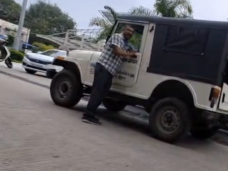 
                 भोपाल निगम ऑफिस में भिड़े सीनियर-जूनियर अधिकारी:AHO ने दिखाया इस्तीफा, कहा- ये साथ में रखता हूं; मुझे जबरन जलील करते हैं 
            