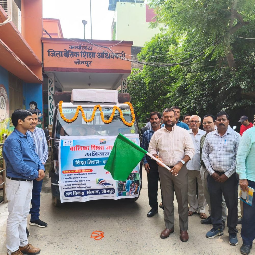 जौनपुर में बालिका शिक्षा को बढ़ावा देने की पहल:'ज्ञान का पिटारा' टूलकिट विमोचित, जागरूकता रथ रवाना