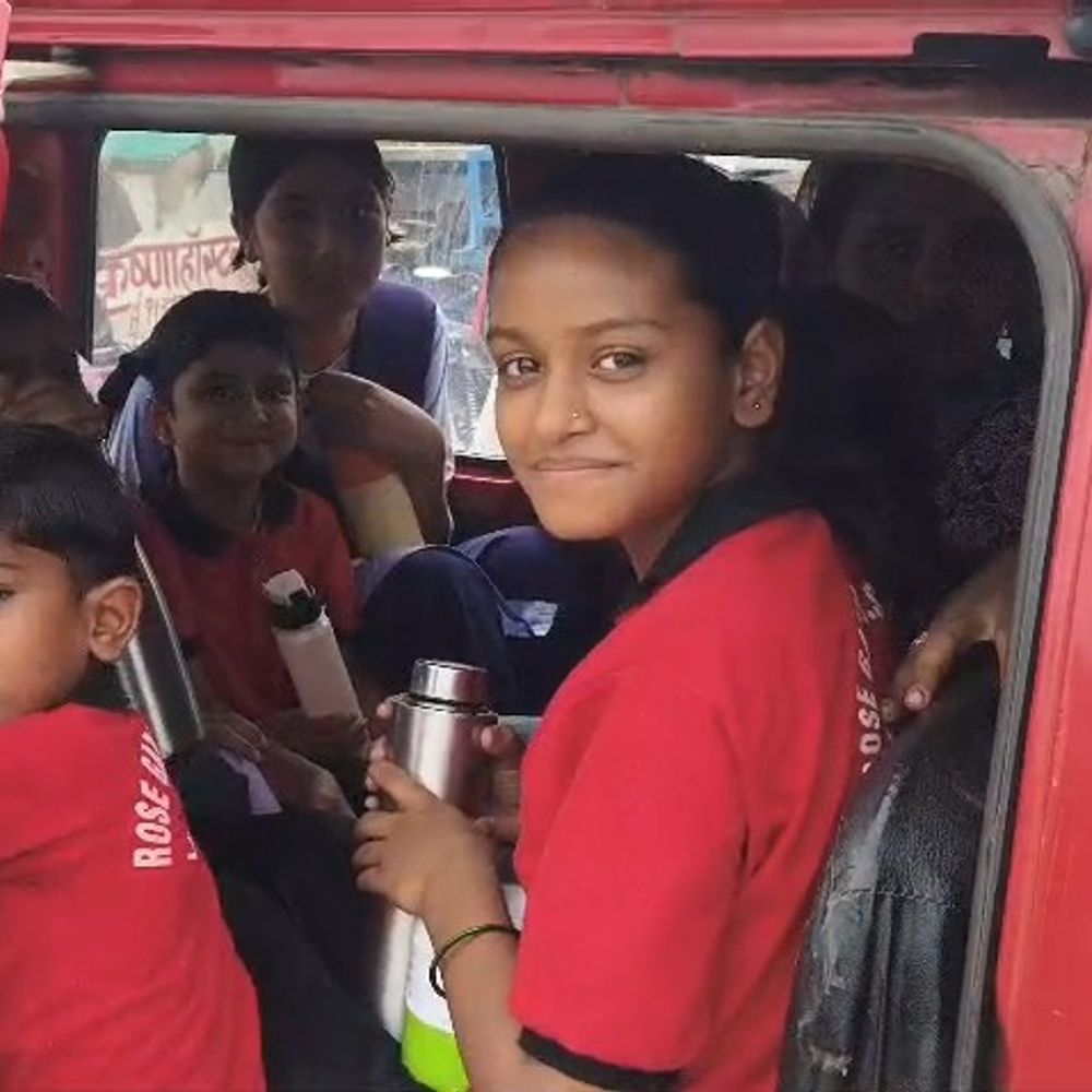 अंगूठा लगवाया, राशन अब तक नहीं मिला:शिवपुरी में ग्रामीणों 4 घंटे तक लगाया चक्काजाम, स्कूल वैन, एंबुलेंस फंसी रहीं; तहसीलदार के आश्वासन पर हटे