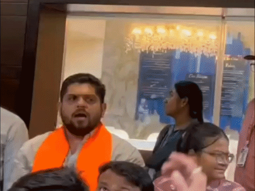 बिना सुरक्षा प्रयोग से छात्र का हाथ झुलसा:जबलपुर के सत्यप्रकाश स्कूल में लापरवाही; ABVP ने किया प्रदर्शन
