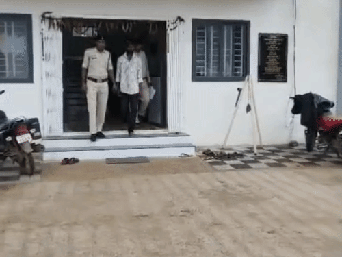दाढ़ी बनाने से मना करने पर चाकू से हमला:धमतरी में सैलून संचालक घायल, आरोपी युवक गिरफ्तार, पुलिस ने बरामद किया चाकू