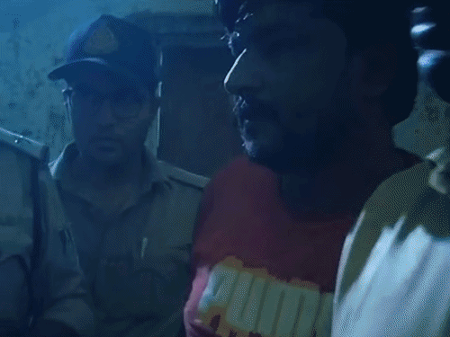 
                 भोपाल के गोकशी मामले में फरार मुख्य आरोपी गिरफ्तार:आरोपी का पुलिस ने निकाला जुलूस, घटनास्थल तक ले जाकर की कार्रवाई 
            
