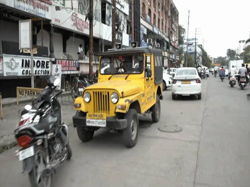 
                 फायर सेफ्टी के अभाव में ट्रेड सेंटर सील:इंदौर में बायपास पर नगर निगम की रिमूवल टीम ने की कार्रवाई 
            