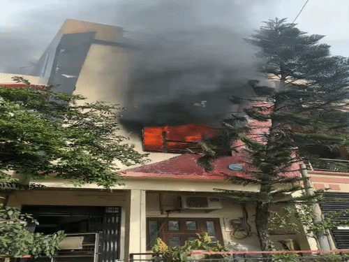 
                 इंदौर के सुदामा नगर में मकान में लगी आग:बैटरी का काम चल रहा था, फायर ब्रिगेड ने अब तक 8 टैंक पानी डाला 
            