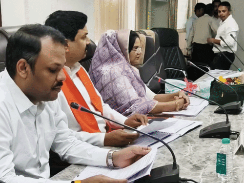 सांसद बोले-फाइलों के आंकड़े नहीं चलेंगे,जमीन हकीकत बताइए:नल-जल योजना की स्थिति देख भड़के, कहा-विधायक गांवों का दौरा करें, सभी की जवाबदेही तय होगी