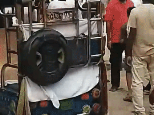 नालंदा में ई-रिक्शा पर सवार दिखे पूर्व सीएम नीतीश कुमार:दिवंगत अनिल कुमार के घर जाकर दी श्रद्धांजलि, लोगों से जाना हाल-चाल