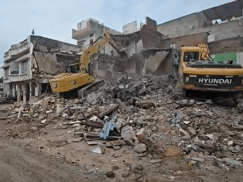 
                 महाकाल मंदिर क्षेत्र में 16 मकानों पर चला बुलडोजर:हरिफाटक ब्रिज चौड़ीकरण-टनल के रास्ते में बन रहे थे बाधा; लीज हो चुकी थी खत्म 
            