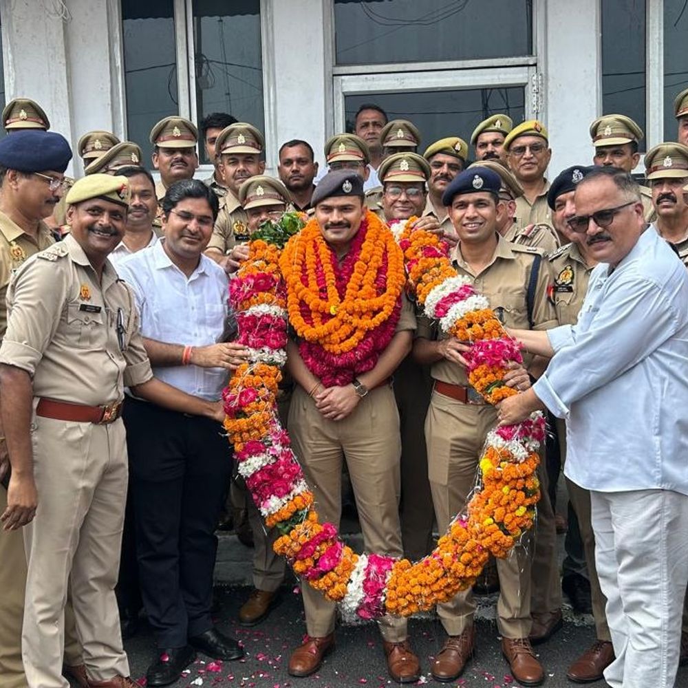 संभल में विदाई समारोह में रोए IPS कृष्ण बिश्नोई:डीएम ने संभाला, फिर खुद भी भावुक हुए; 710 दिन का कार्यकाल पूरा किया