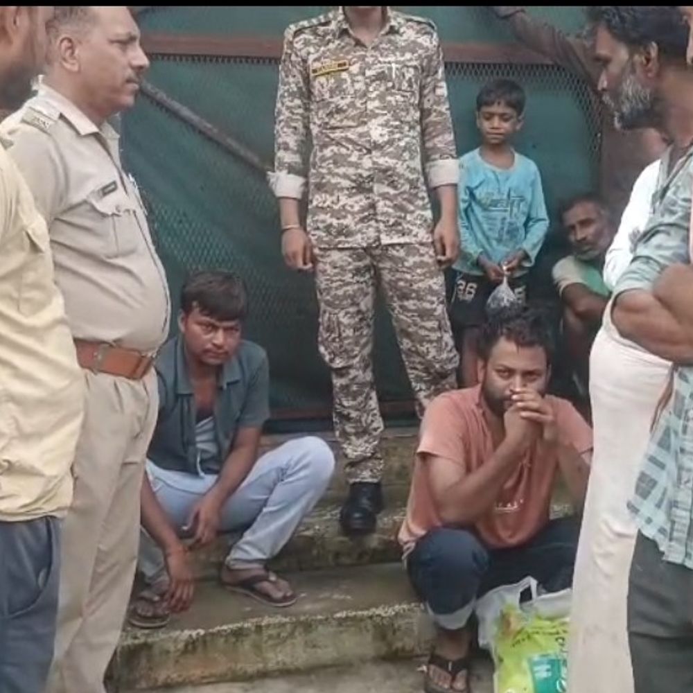 महिला से सोने की चेन छीनकर भागे दो युवक:सतना में शोर सुनकर ग्रामीणों ने घेरकर पकड़ा, यूपी के रहने वाले हैं दोनों आरोपी