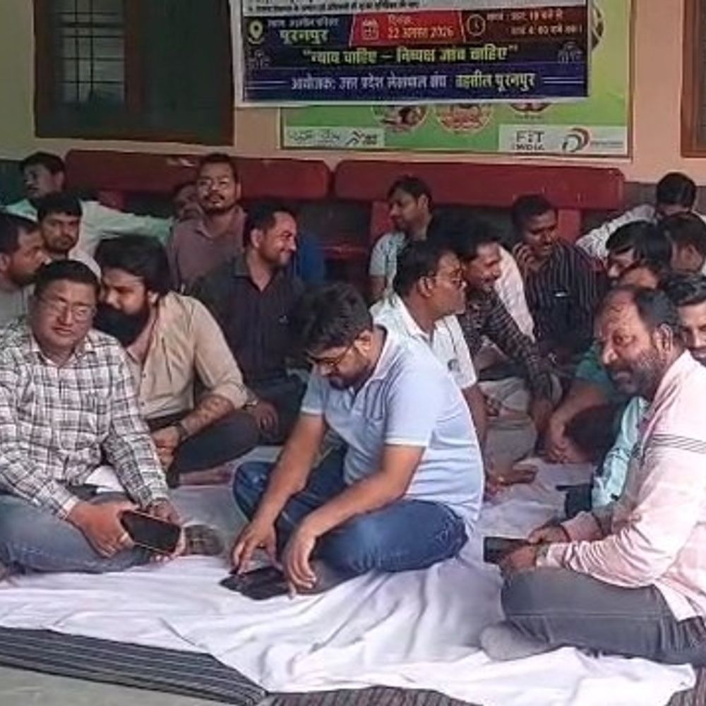 ACO कार्रवाई के विरोध में लेखपालों का धरना:पीलीभीत में दूसरे दिन भी प्रदर्शन, निष्पक्ष जांच की मांग