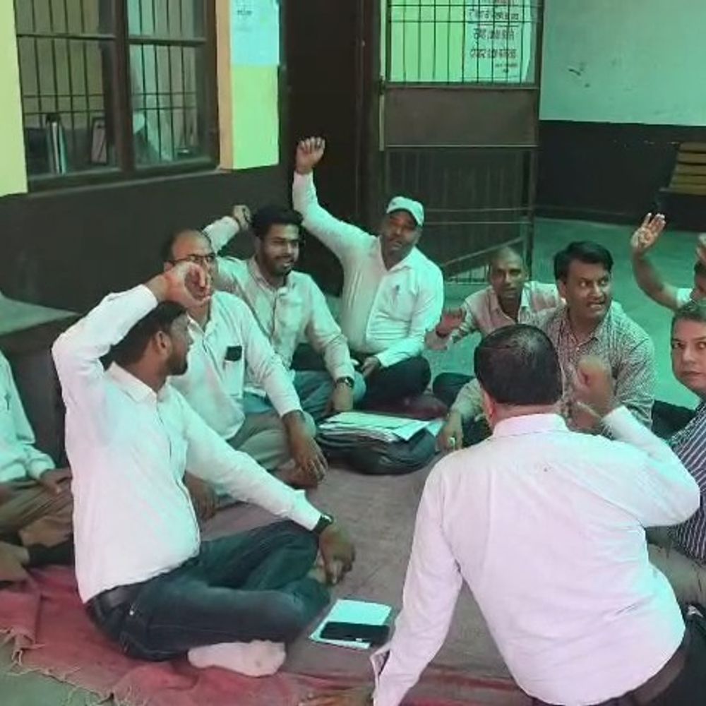 अयोध्या में लेखपाल की गिरफ्तारी, विरोध में कार्य बहिष्कार:महावन तहसील में लेखपालों ने किया धरना-प्रदर्शन