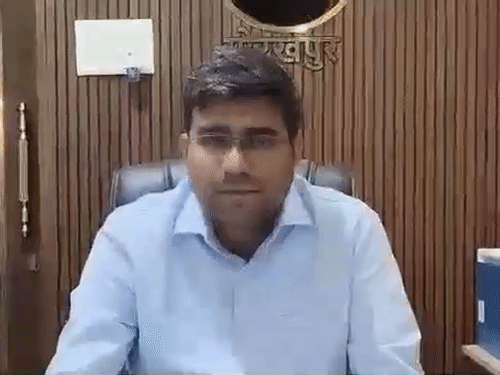 डीएम ने कहा-चीनी की कोई कमी नहीं:बाजार से खरीद सकेंगे; कालाबाजारी पकड़ने को छापे भी पड़ेंगे