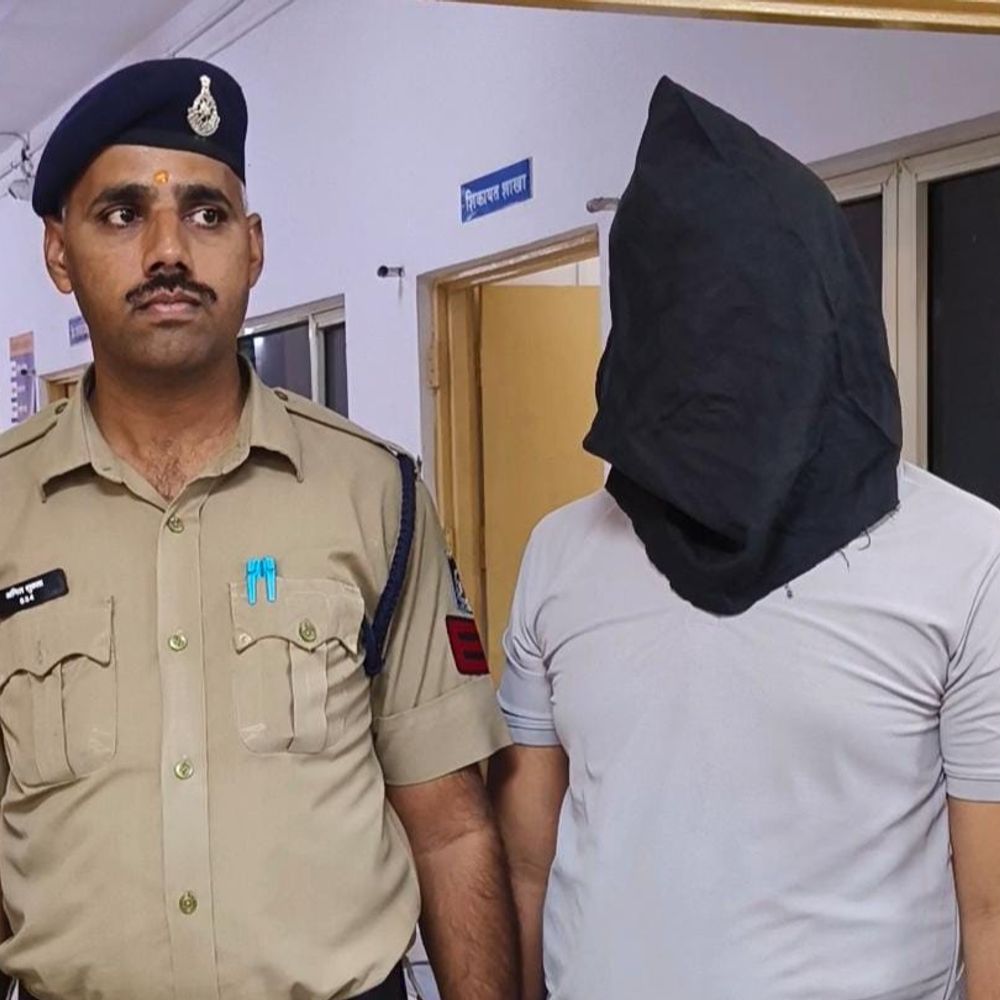 
                 लूट कांड में फरार 8वां आरोपी गिरफ्तार:रतलाम के सराफा व्यापारी को चलती बस में लूटा था, 80 लाख का सोना बरामद 
            