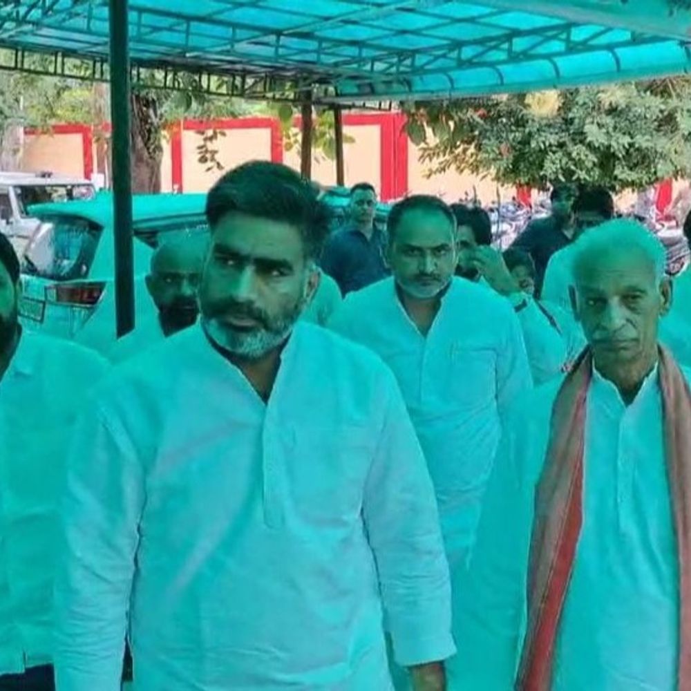 मेरठ एसएसपी से मिले सपा विधायक अतुल प्रधान:किसान नेता से मारपीट मामले में जांच की ली जानकारी