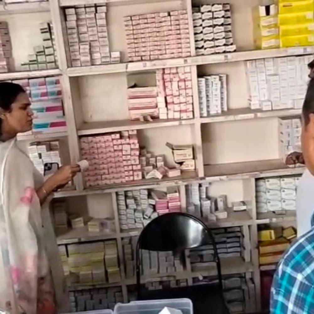 
                 डिप्टी कलेक्टर ने जिला अस्पताल का औचक निरीक्षण किया:व्यवस्थाएं जांचीं, मरीजों से बात की 
            