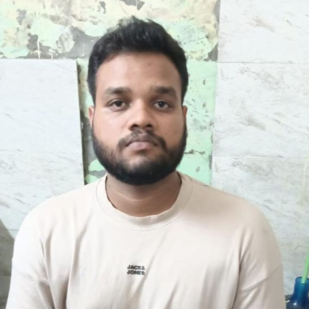 अकाउंट में साइबर फ्रॉड के लाखों रुपए आए, युवक गिरफ्तार:चेक से निकालकर दोस्त को दिए; आरोपी की तलाश कर रही पुलिस