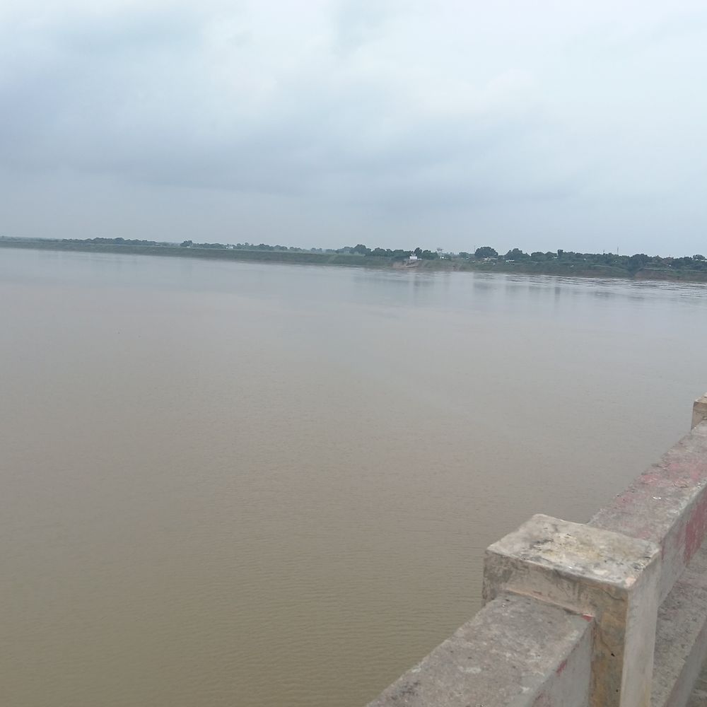 यमुना नदी का जलस्तर तेजी से बढ़ा:फतेहपुर में 10-15 गांवों पर बाढ़ का खतरा