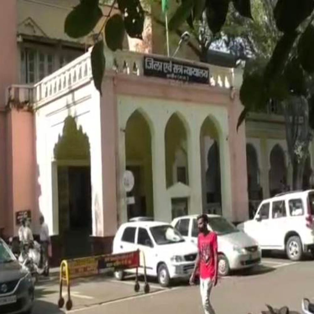 
                 कोर्ट में दंपती के विवाद के बाद मारपीट:घरेलू हिंसा केस में दोनों की थी पेशी; महिला मित्र को देखकर ससुराल पक्ष ने किया विवाद 
            