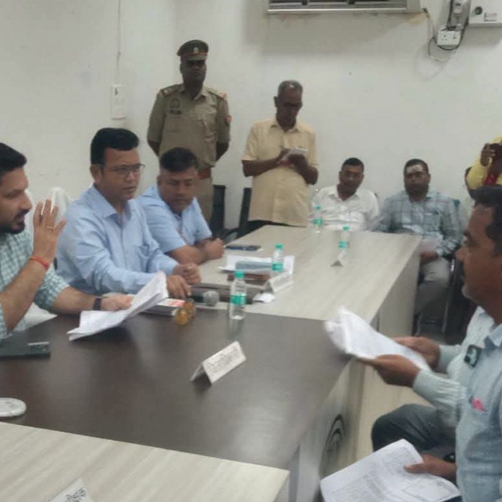 डीएम के निर्देश पर प्रशासन का एक्शन मोड:चकमार्ग और सरकारी जमीन से हटाए गए अवैध कब्जे, डीएम ने लेखपाल को किया निलंबित