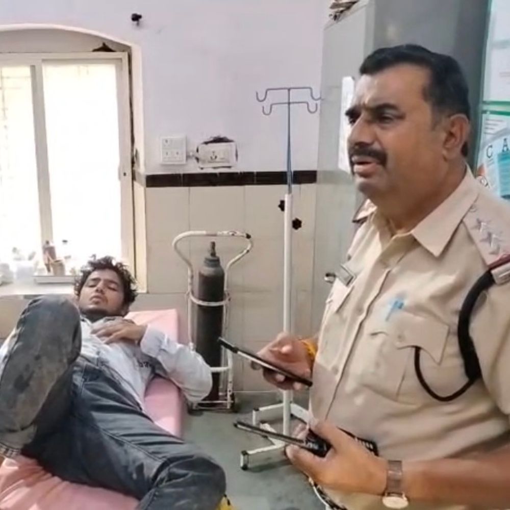 धार में कलेक्शन एजेंट पर 8-9 बार चाकू से हमला:हाथ-पैर और कमर में चोट; ICU में भर्ती, आरोपी फरार