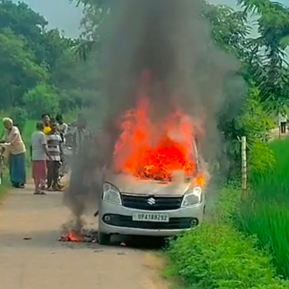 बाराबंकी में व्यक्ति कार में जिंदा जला:शॉर्ट सर्किट से लगी आग, दरवाजा लॉक होने से नहीं निकल पाया