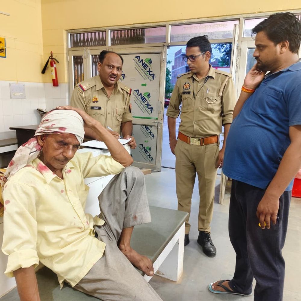 सीतापुर में हमला कर सर्राफा व्यापारी से लाखों की लूटपाट:बाइक सवार छह बदमाशों ने हमला कर ढाई किलो चांदी, नकदी लूटी; सिर में आई गंभीर चोटें