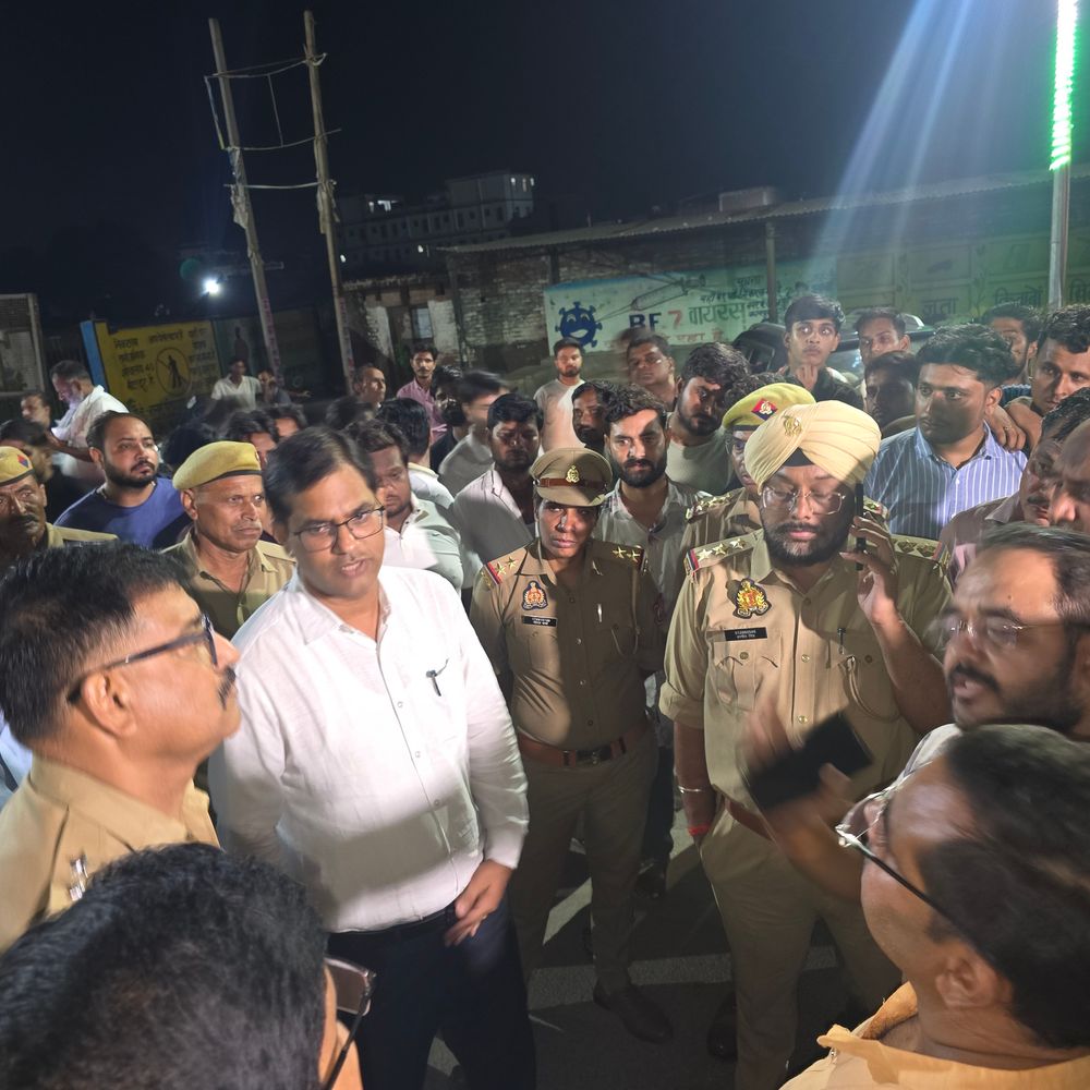 अकबरपुर रामलीला कमेटी के गठन को लेकर विवाद:कानपुर देहात में ताला खुलवाने पहुंचे अफसर, दो घंटे बाहर खड़े रहे लोग