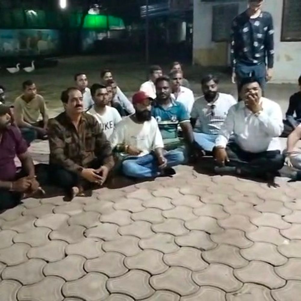 
                 फोरलेन ड्राइंग बदली, माधोपुरा बालाजी मंदिर पर संकट:विधायक आवास पहुंचे स्थानीय लोग, सड़क पर बैठ किया हनुमान चालीसा का पाठ 
            