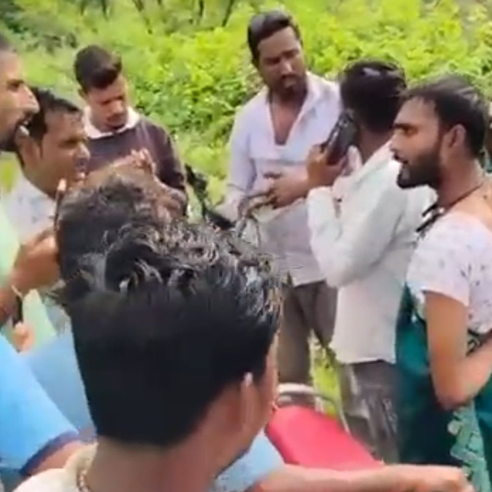 
                 साड़ी-घूंघट में बाइक पर युवक को देख ग्रामीणों ने रोका:शादी का सरप्राइज देने निकला था दोस्त, पुलिस के हवाले किया 
            