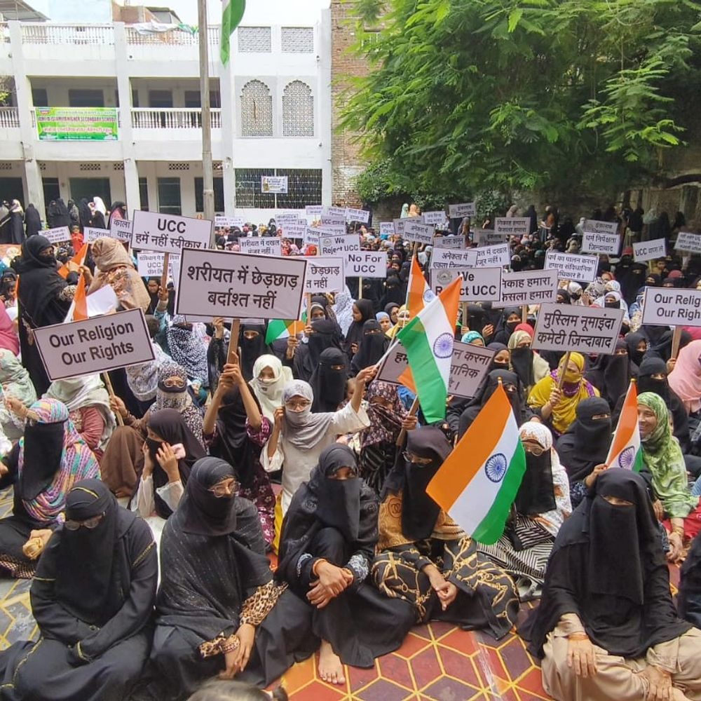 
                 UCC को लेकर मुस्लिम नुमाइंदा कमेटी का ज्ञापन:महिलाओं ने कहा- धार्मिक और संवैधानिक अधिकारों पर हो गंभीर विचार 
            
