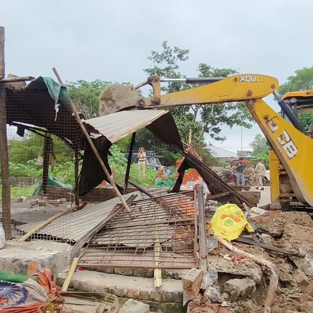 
                 सिंहस्थ से पहले उज्जैन में अतिक्रमण पर बड़ी कार्रवाई:चक्रतीर्थ से अवैध निर्माण हटाए, भारी पुलिस बल तैनात 
            
