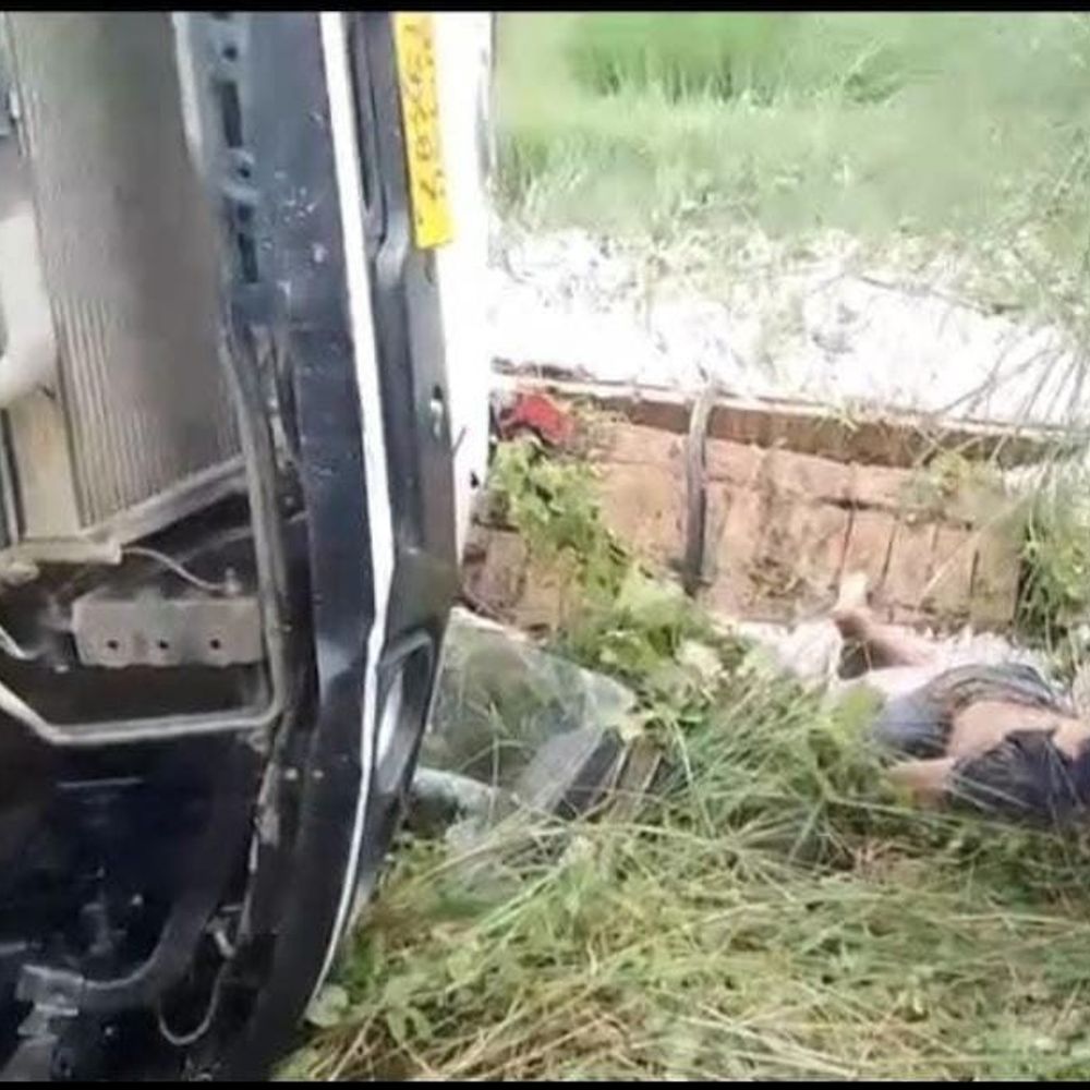 ट्रक में लगी मिक्सर मशीन अनियंत्रित होकर पलटी:सिद्धार्थनगर में चालक की दबकर मौत, पुलिस ने शव भेजा