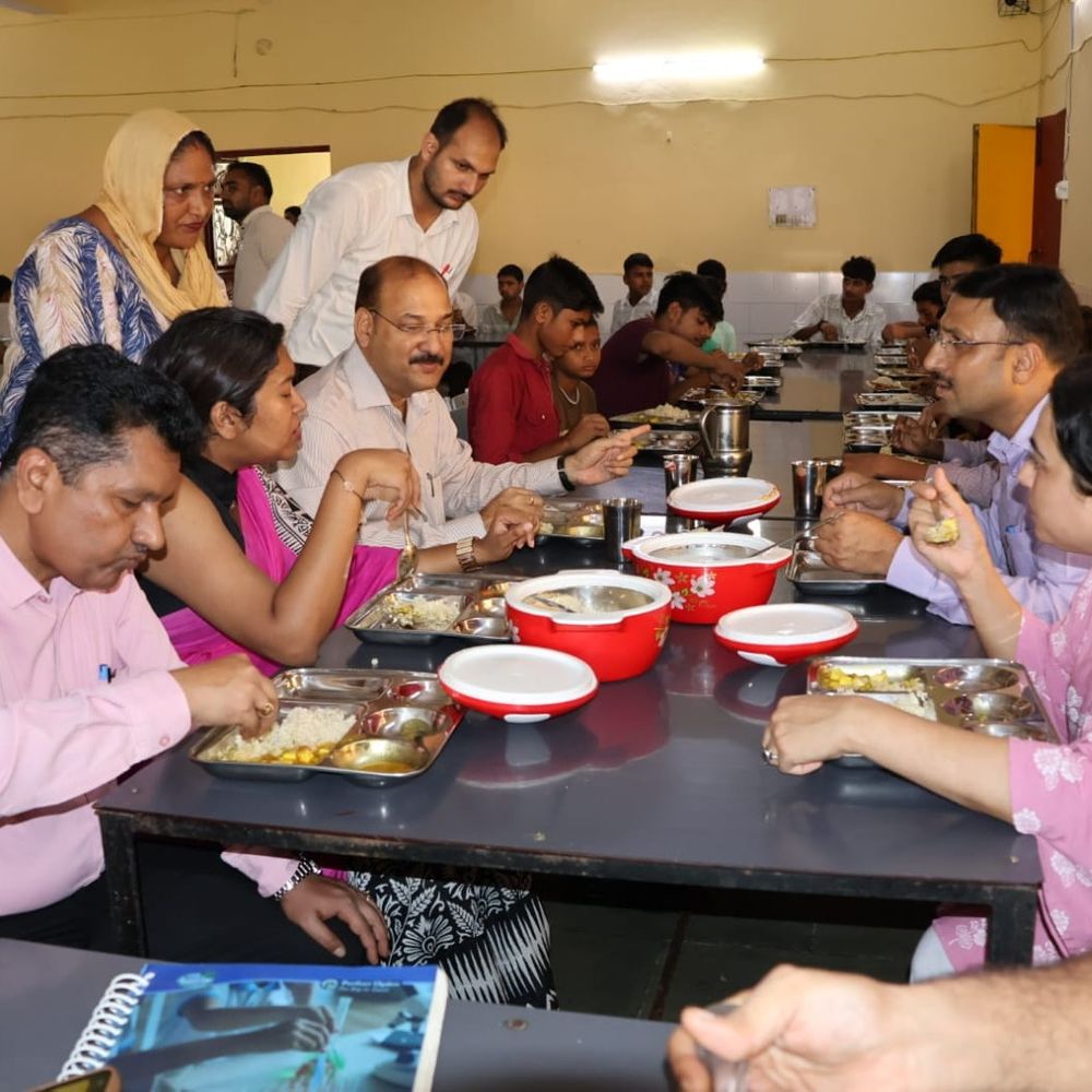 मेरठ के डीएम ने बच्चों के साथ बैठकर खाना खाया:पहाड़े और सामान्य ज्ञान के सवाल पूछे, बोले- संवाद और अपनापन भी जरूरी