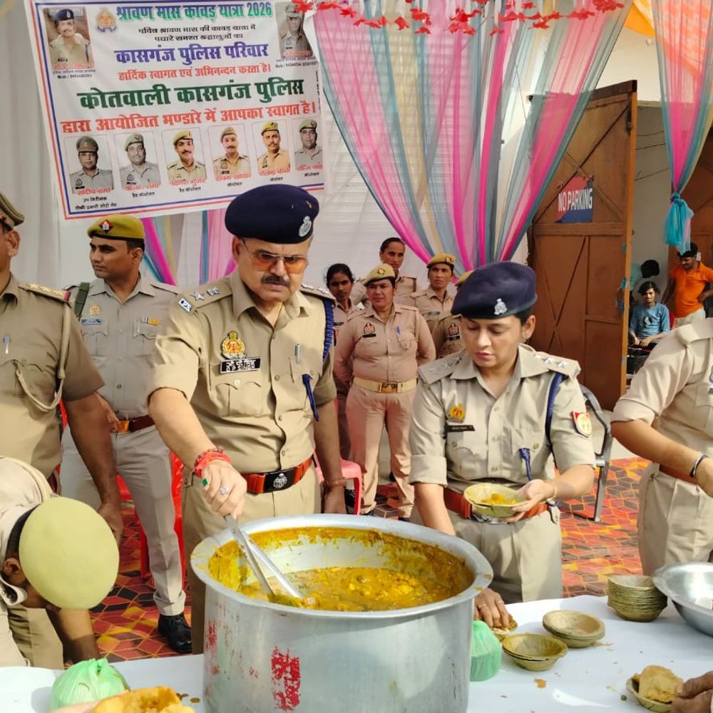 कासगंज पुलिस परिवार ने किया भंडारे का आयोजन:एसपी ओमप्रकाश सिंह समेत अधिकारियों ने खुद भक्तों को प्रसाद बांटा