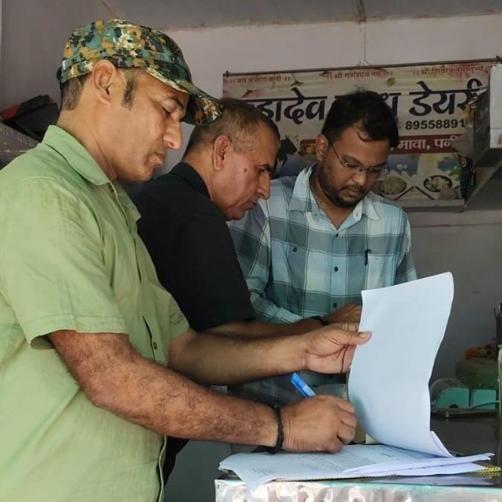 रक्षाबंधन से पहले झालावाड़ में मिलावटखोरों पर शिकंजा:6 खाद्य पदार्थों के नमूने लिए, दुकान बंद कर भागे कई दुकानदार